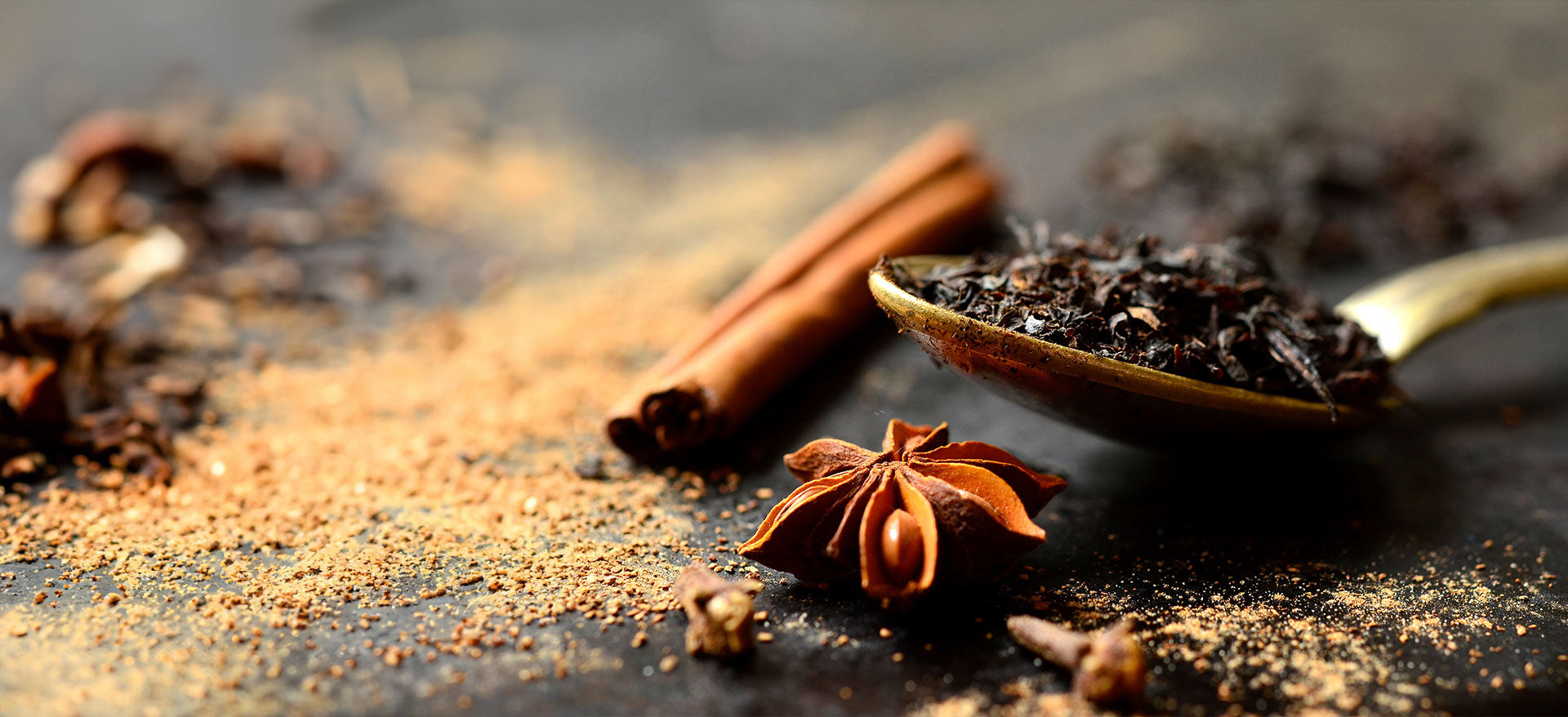 Teelöffel mit losem Bio Chai und Gewürzen