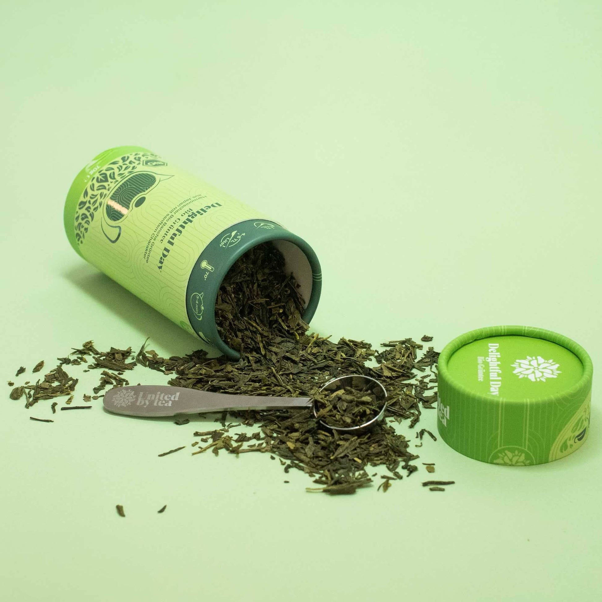 Geöffneter Bio-Tee "Delightful Day” aus japanischem Sencha-Grüntee mit Teemesslöffel